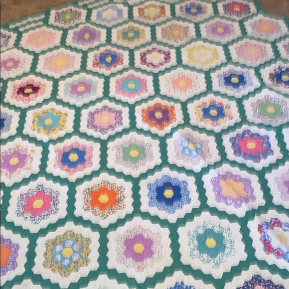 Beautiful Antique handmade quilt offers welcome - Picture 4 of 7